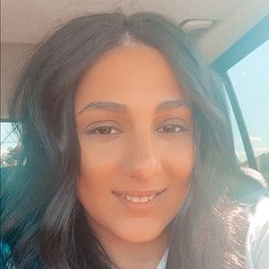 Meet your Posher, Laoura